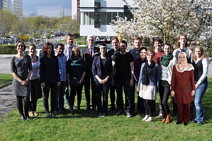 April in 2015:
from left: Lilyana Radanova, Dr. Ines Rudolph, Aline Horling, Henok Asfaw, Dr. Simon Drescher, Ilona Fritsche, Prof. Peter Imming, Dr. Katja Laqua, Philipp Wildenhayn, Marcel Klemm, Kai Gruhle, Sabine Dobberstein, Ruth Feilcke, Tom-Florian Mracek, Lisa Lampp, Marwa Elewa, Adrian Richter, Dr. Diana Müller