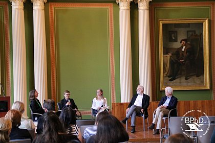 Podiumsdiskussion in der Aula des Lwengebudes
Bildquellen: BPhD e.V.
